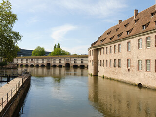 Obraz premium Panoramablick auf die historische Barrage Vauban in Straßburg