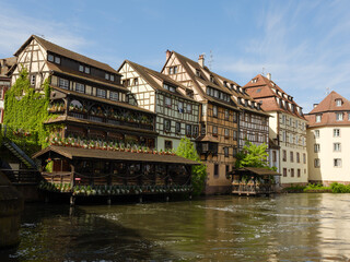 Traditionelle Fachwerkh&auml;user in der Altstadt von Stra&szlig;burg am Flussufer