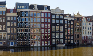 Typische schmale Giebelhäuser am Damrak in Amsterdam