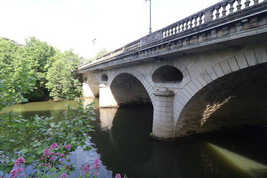 Pont des Salvages sur la rivi&egrave;re l'Agout, ville de Castres, d&eacute;partement du Tarn, France