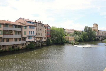 Naklejka premium La rivière l'Agout dans la ville, ville de Castres, département du Tarn, France