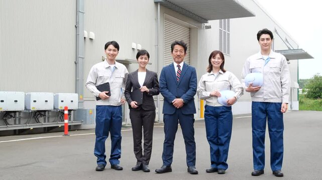 建物の前に並ぶ会社従業員の集合社員
