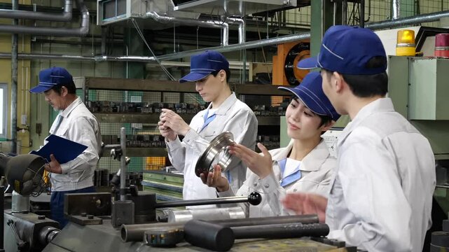 工場で旋盤加工品・フライス加工品を確認する作業員