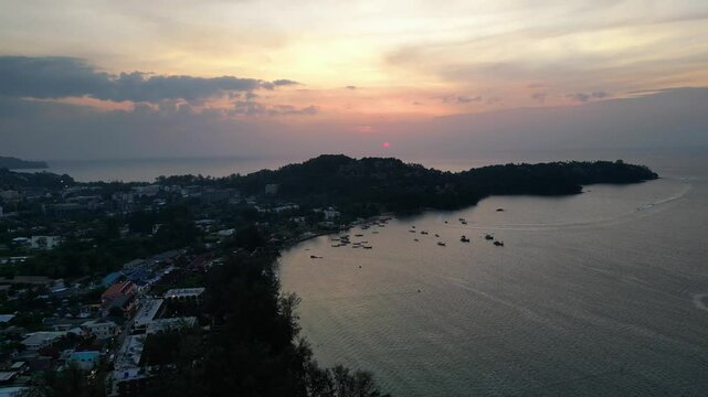 Sonnenuntergang bei Bang Tao in Phuket.