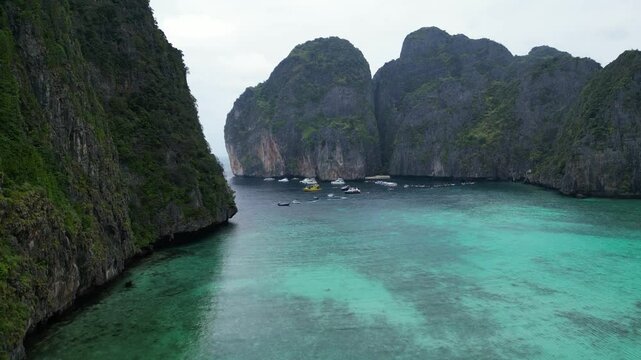 Maya Bay in Thailand. Drohnenflug nach oben.