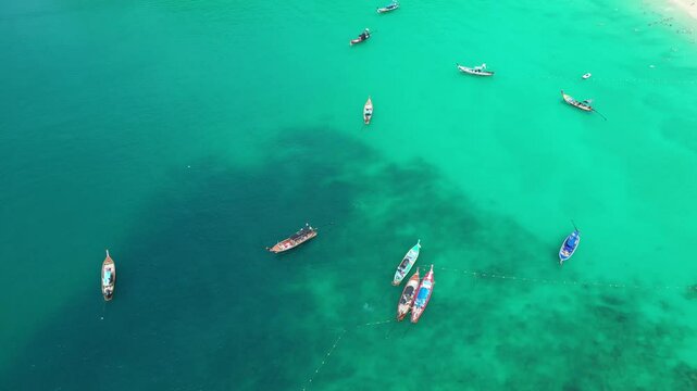 Boote im Meer in Thailand, bei Phuket.