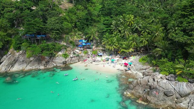 Drohnenflug bei Freedom Beach - Phuket, Thailand.