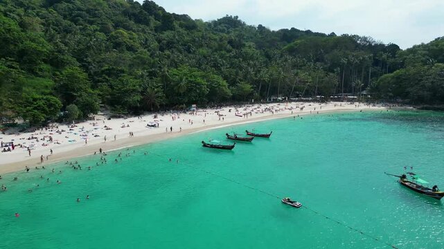 Drohnenaufnahme des Freedom Beach in Thailand Phuket.