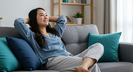 Obraz premium young woman sitting on sofa