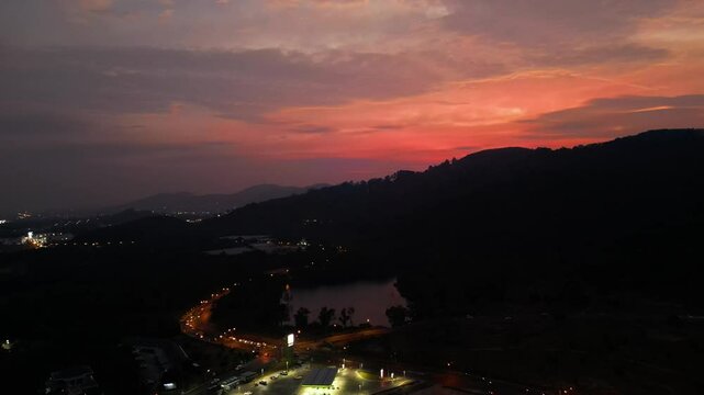 Drohnenflug bei Sonnenuntergang in Phuket, Thailand.