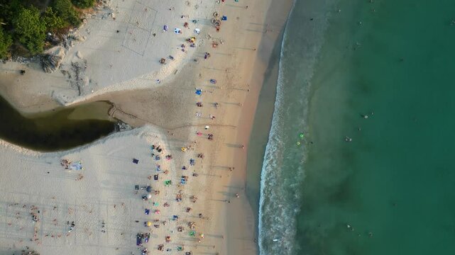 Drohnenflug &uuml;ber Menschen und Meer in Thailand, Phuket.