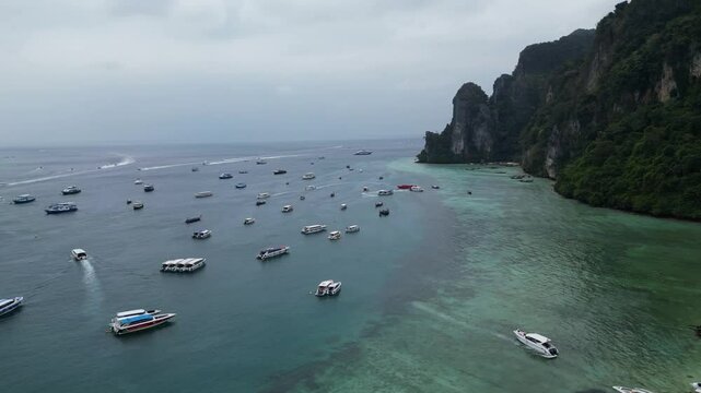 Ko Phi Phi - viele Boote auf dem Wasser.