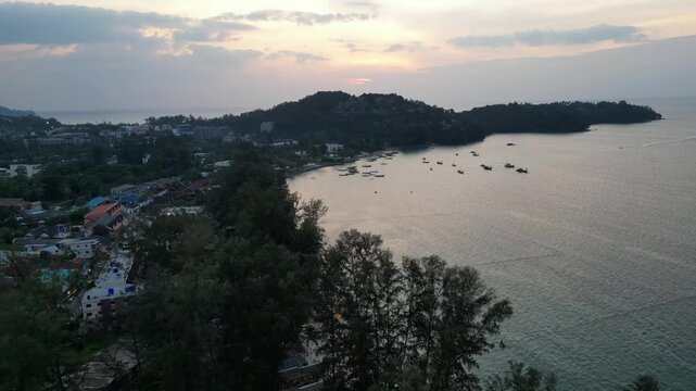 Sonnenuntergang am Bang Tao Strand in Phuket.