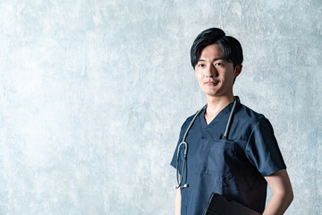 真剣な表情の医療従事者