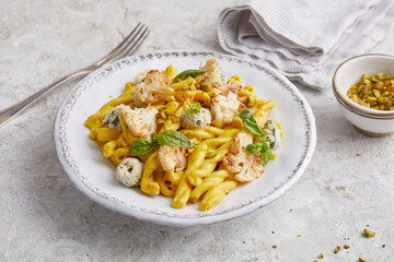 Pasta mit Frischkäse an Safransauce
