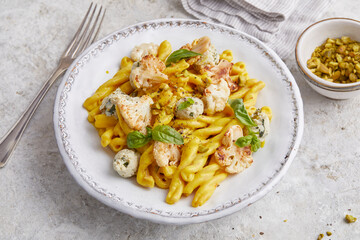 Pasta mit Frischkäse an Safransauce