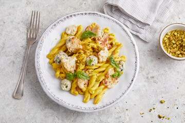 Pasta mit Frischkäse an Safransauce