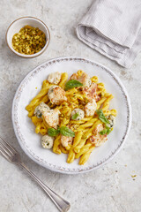 Pasta mit Frischkäse an Safransauce