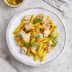 Pasta mit Frischkäse an Safransauce