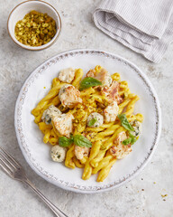 Pasta mit Frischkäse an Safransauce