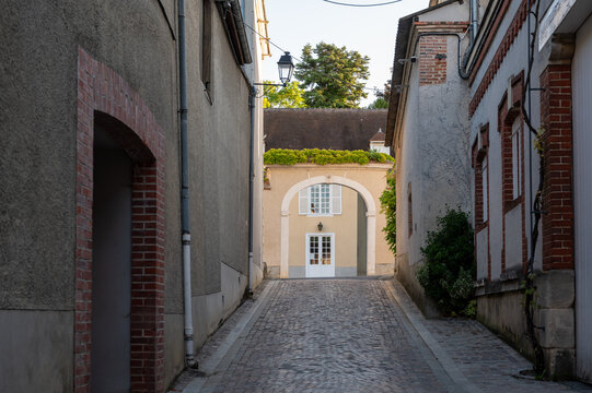 Fototapeta Narrow streets and old houses in grand cru champagne village Ay-Champagne in Marne river valley, France