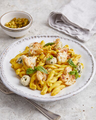 Pasta mit Frischkäse an Safransauce