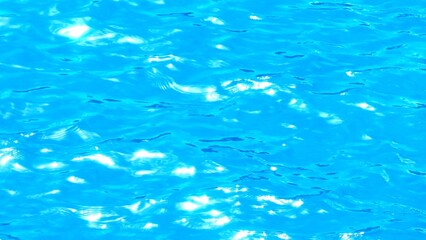 The water below the drone captures a mesmerizing sparkle, with sunlight bouncing off the ripples, creating a soft, glistening texture across the ocean&rsquo;s surface.
