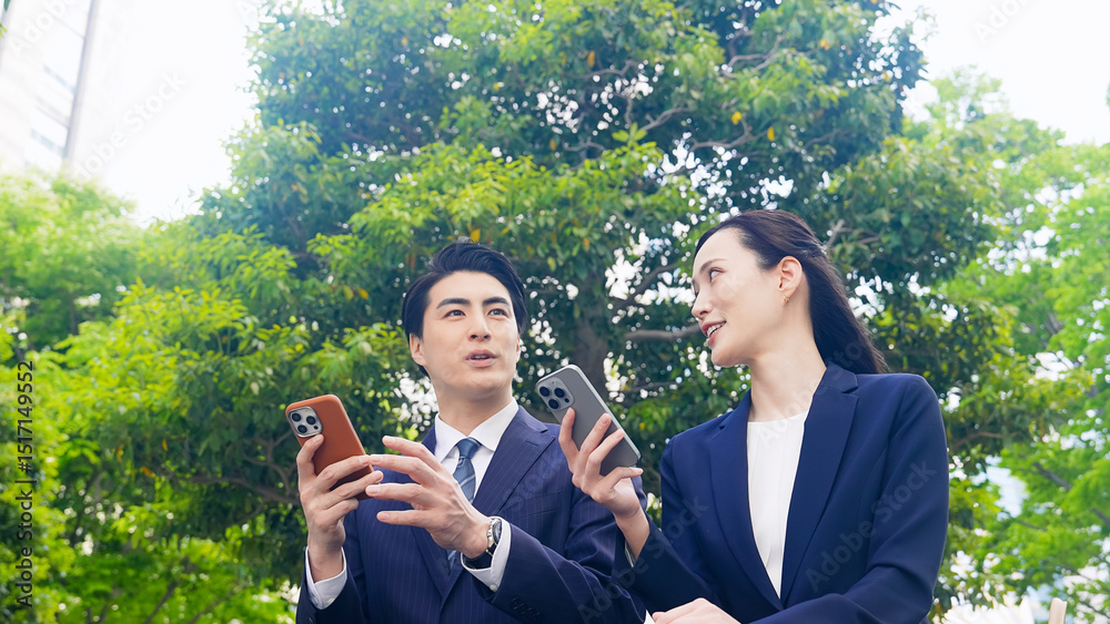 Poster スマホ、スマートフォン、ビジネスパーソン、笑顔、アプリ、SNS、メール、インターネット、DX、動画、見せる、ガイド、検索、ニュース、会話、相談、デジタル、トランスフォーメーション、人材、スーツ、ビジネスウーマン、ビジネスマン、男性、女性、仕事、業務、ERP、AI、クラウド、IT、座る、新緑、屋外、都市、話す、口コミ、クチコミ、ソーシャルメディア、マーケティング、モバイル、5G、オンライン、Web、