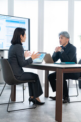 会議をするミドルビジネスマン