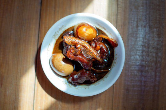 Pork knuckles and ginger stew