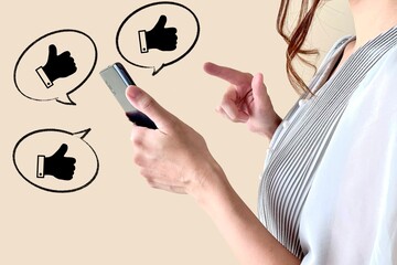 スマホで良い評価をつける女性の手元