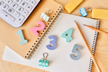 机の上の数字、勉強や家計簿のイメージ