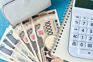 お金と財布で家計や支払いのイメージ