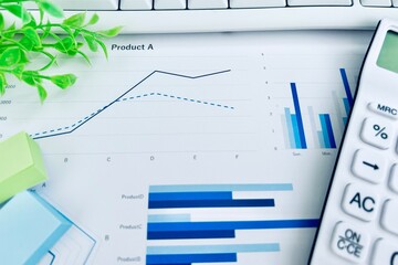 パソコンの前のビジネス書類データ