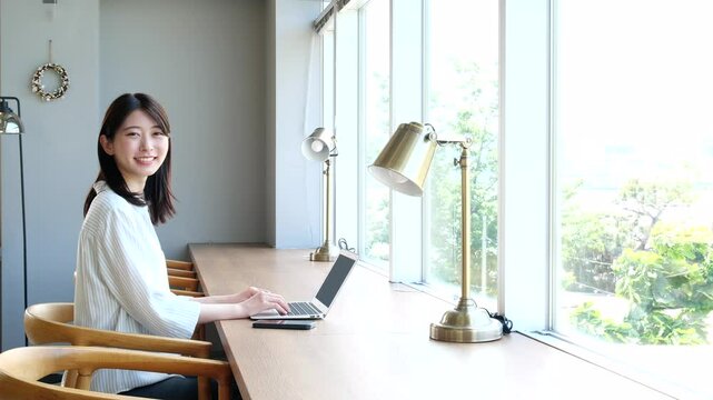 若い女性　カフェ　スマホ　コワーキング　シェアオフィス