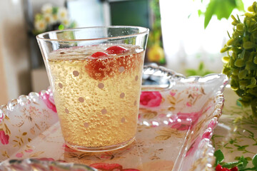 チェリー浮かぶ炭酸ジュース