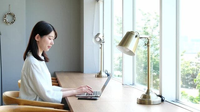 若い女性　カフェ　スマホ　コワーキング　シェアオフィス