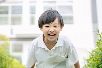 笑顔で叫ぶ男の子