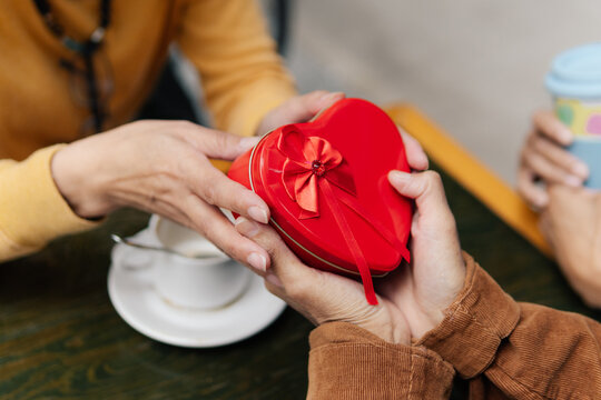 A person who gives a gift to another person.