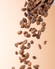 Café en grano cayendo tostado término ligero medio