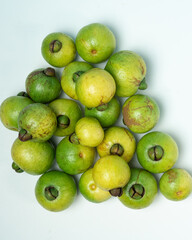 Fruta de arrayán madura (Psidium sartorianum), originaria de El Salvador, fotografiada sobre fondo neutro. Fruto tropical de color verde a amarillo, utilizado tradicionalmente en refrescos naturales.