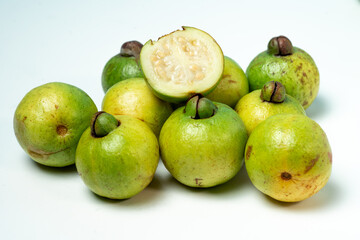 Fruta de arrayán madura (Psidium sartorianum), originaria de El Salvador, fotografiada sobre fondo neutro. Fruto tropical de color verde a amarillo, utilizado tradicionalmente en refrescos naturales.