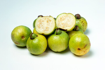 Fruta de arrayán madura (Psidium sartorianum), originaria de El Salvador, fotografiada sobre fondo neutro. Fruto tropical de color verde a amarillo, utilizado tradicionalmente en refrescos naturales.