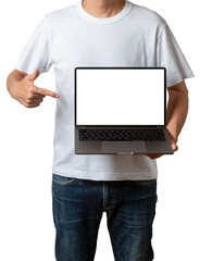 パソコンを持って画面を指差す男性