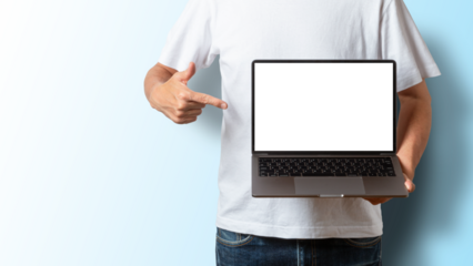 パソコンを持って画面を指差す男性