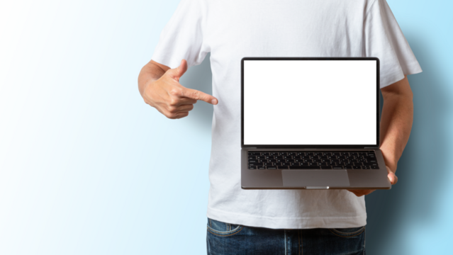 パソコンを持って画面を指差す男性 - Powered by Adobe