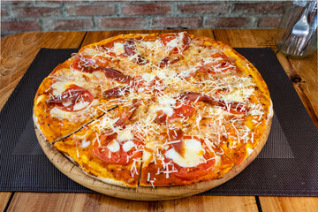 pizza mozzarella prosciutto and tomato