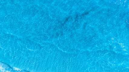 Obraz premium Top view beach sand background for summer vacation concept. Beach nature and summer seawater with sunlight light sandy beach Sparkling sea water 