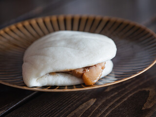 パオでトンポーロー(豚肉の角煮)を包んだ角煮まん。