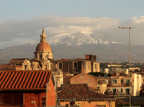 Cathedral and mount Etna at sunrise. 